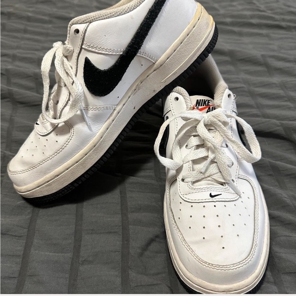 Nike Air White and Black Sneakers - Picture 1 of 3